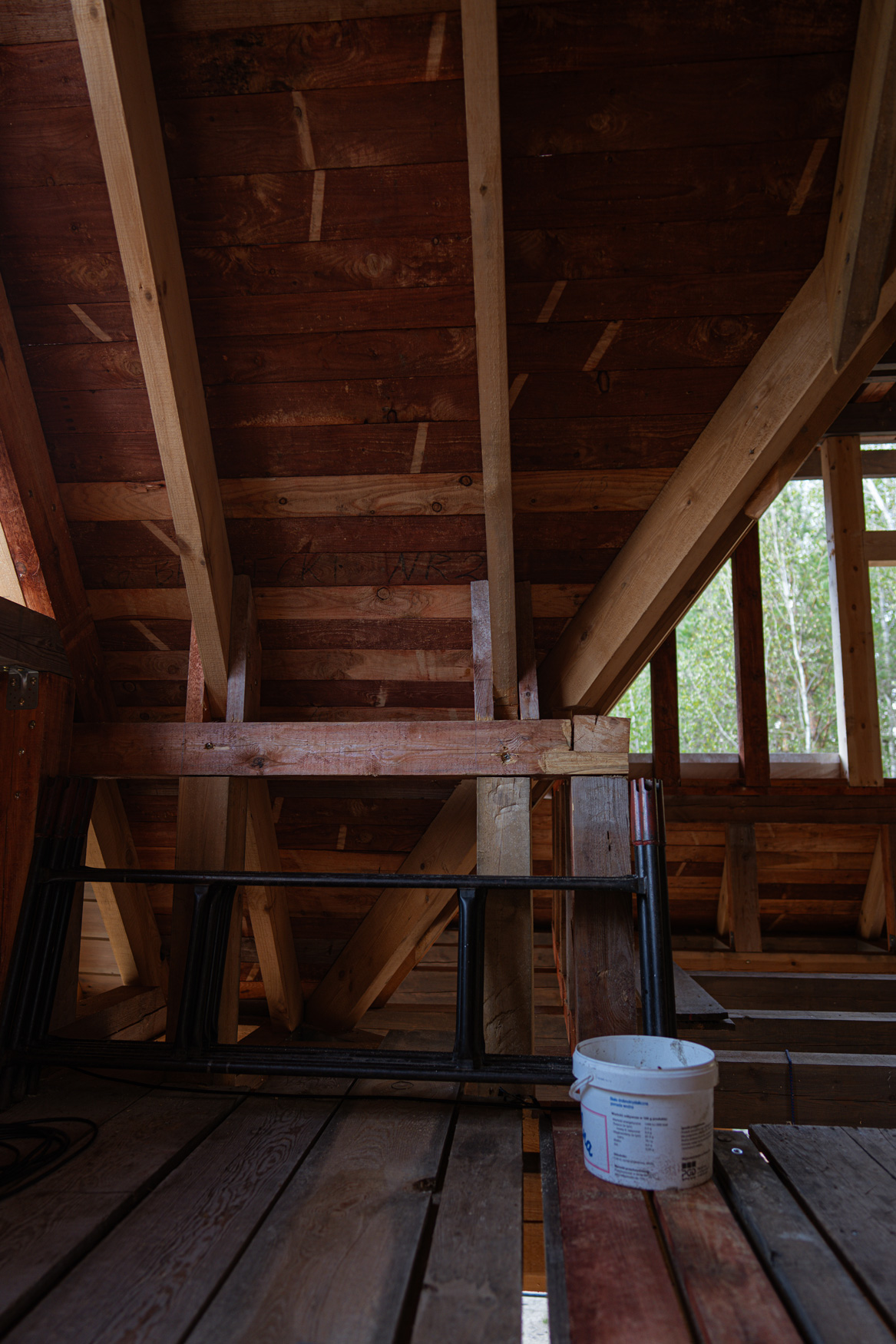 dom z drewna księżycowego